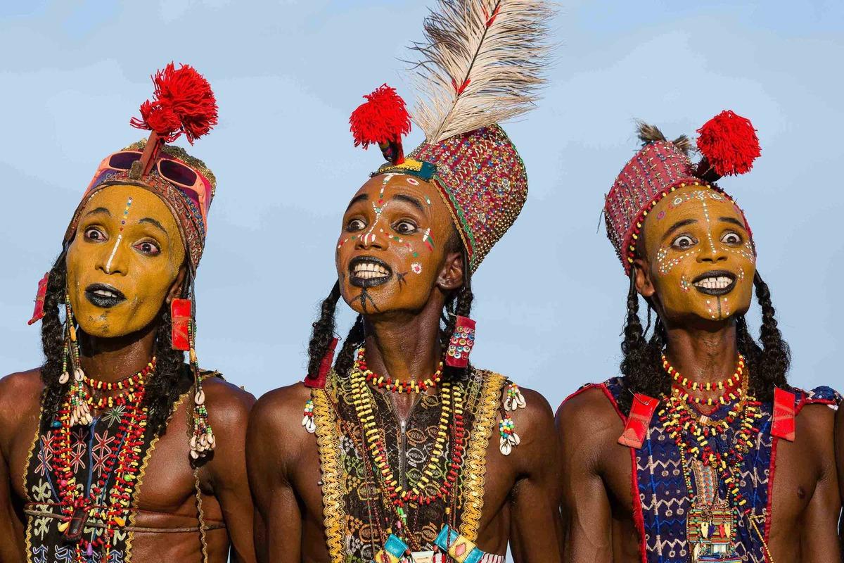 Wodaabe Kabilesi&rsquo;nin erkekleri, uzun sa&ccedil;ları ve sıra dışı makyajlarıyla geleneksel t&ouml;renlerinde kendilerine eş arıyor