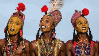 Wodaabe Kabilesi’nin erkekleri, uzun saçları ve sıra dışı makyajlarıyla geleneksel törenlerinde kendilerine eş arıyor