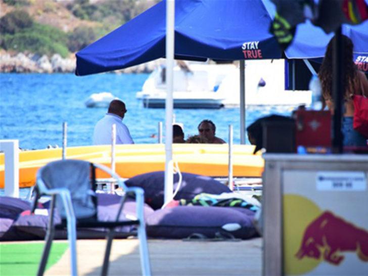 Sarp Apak ve sevgilisi tatilde G1