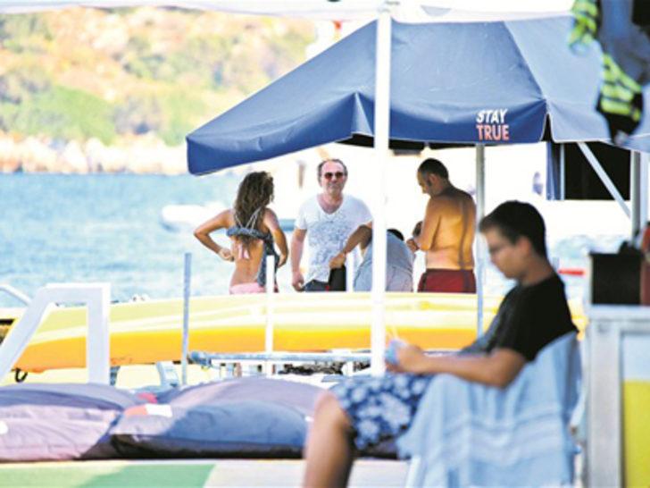 Sarp Apak ve sevgilisi tatilde G4