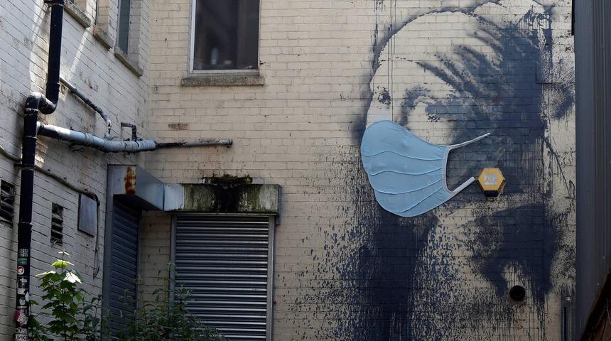 Banksy&rsquo;den 'İnci K&uuml;peli Kız' portresine korona g&uuml;ncellemesi