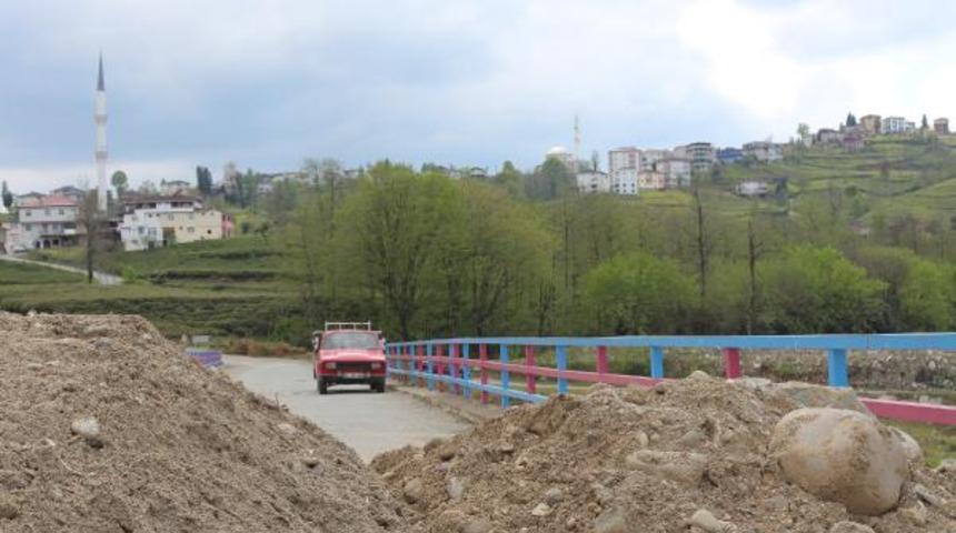 Rize-Trabzon arasındaki alternatif yollar moloz dökülerek kapatıldı