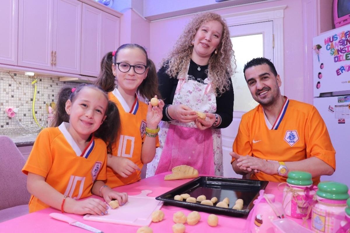 Korona vir&uuml;s g&uuml;nlerini eşine yardım ederek ge&ccedil;iriyor