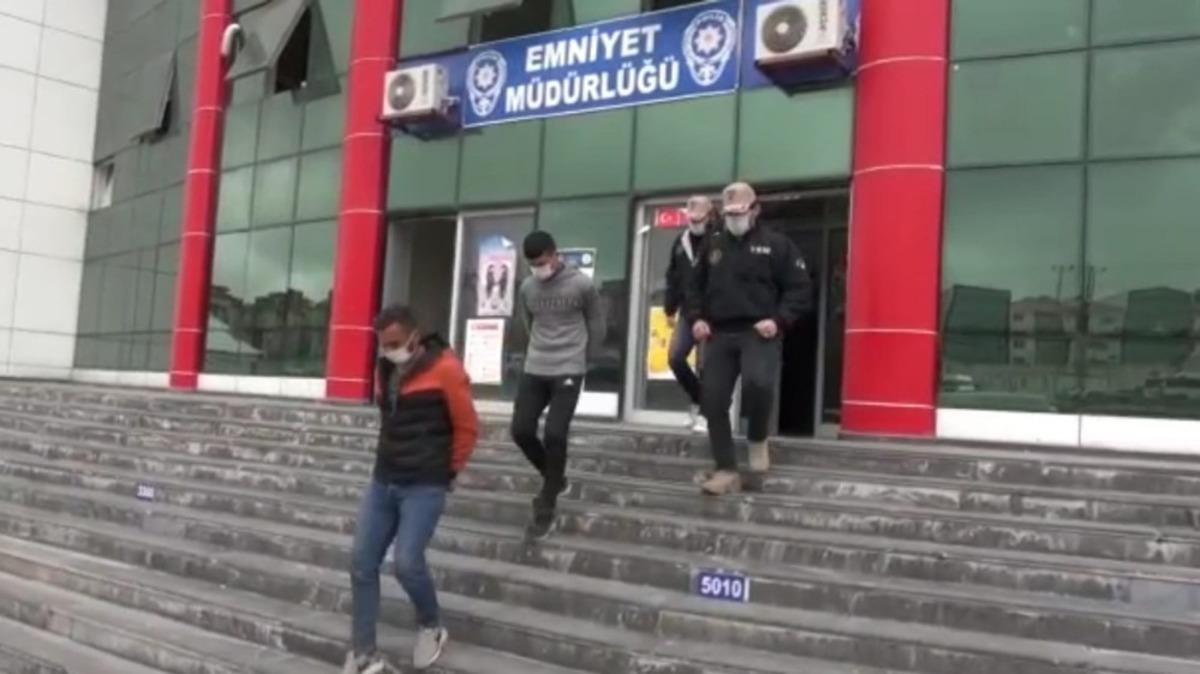 Van&rsquo;da yol kapatarak ateş yakıp polis ara&ccedil;larına molotofla saldıran 5 kişi tutuklandı