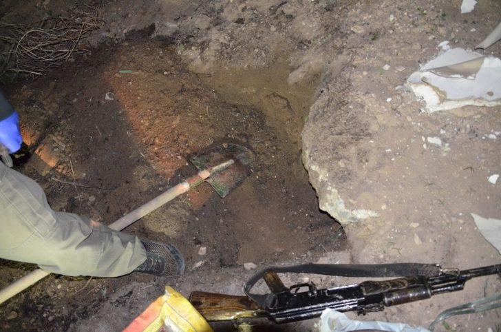 Van’da toprağa gömülü silah ve mühimmat ele geçirildi G4