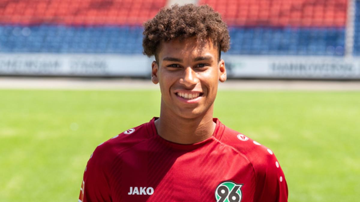 Fenerbah&ccedil;e'de hedef Hannover forması giyen Linton Maina!