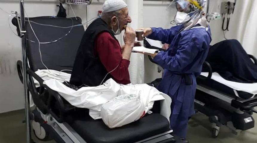 Fedakar doktor kendi orucunu açmadan önce hastasına yemek yedirdi