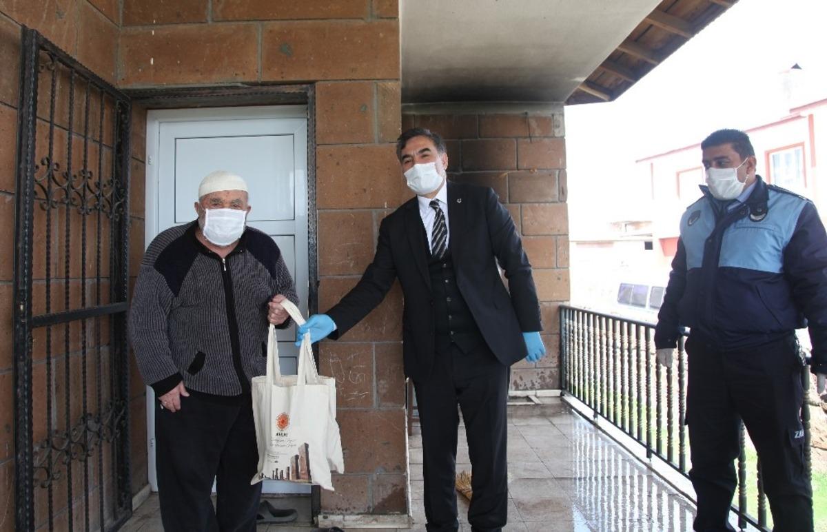 Ahlat&rsquo;ta yaşlıların Ramazan pidesi ve hurması belediyeden