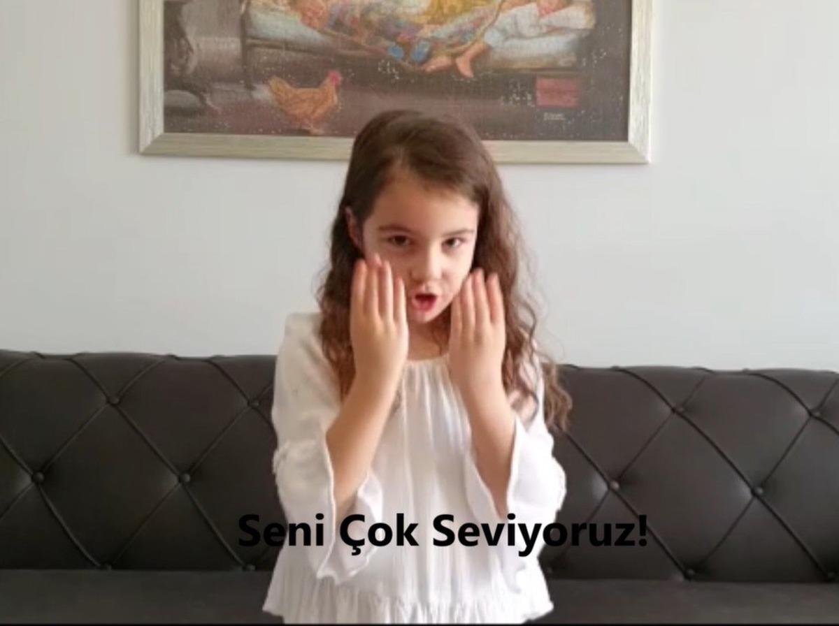 Miniklerden işaret dili ile &lsquo;Evde kal, sağlıkla kal, iyi ki varsın Yeşilay&rsquo; mesajı
