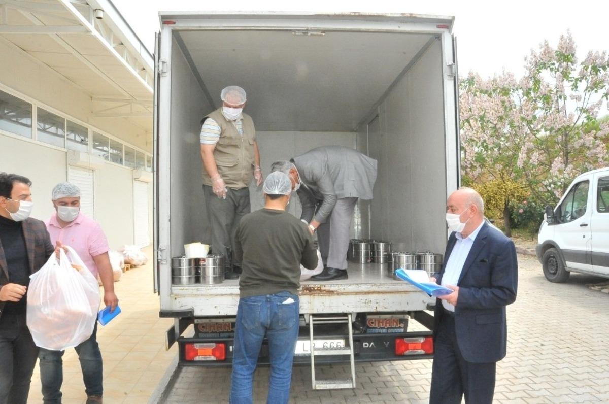 Birecik&rsquo;te 3 bin kişiye sıcak iftar yemeği