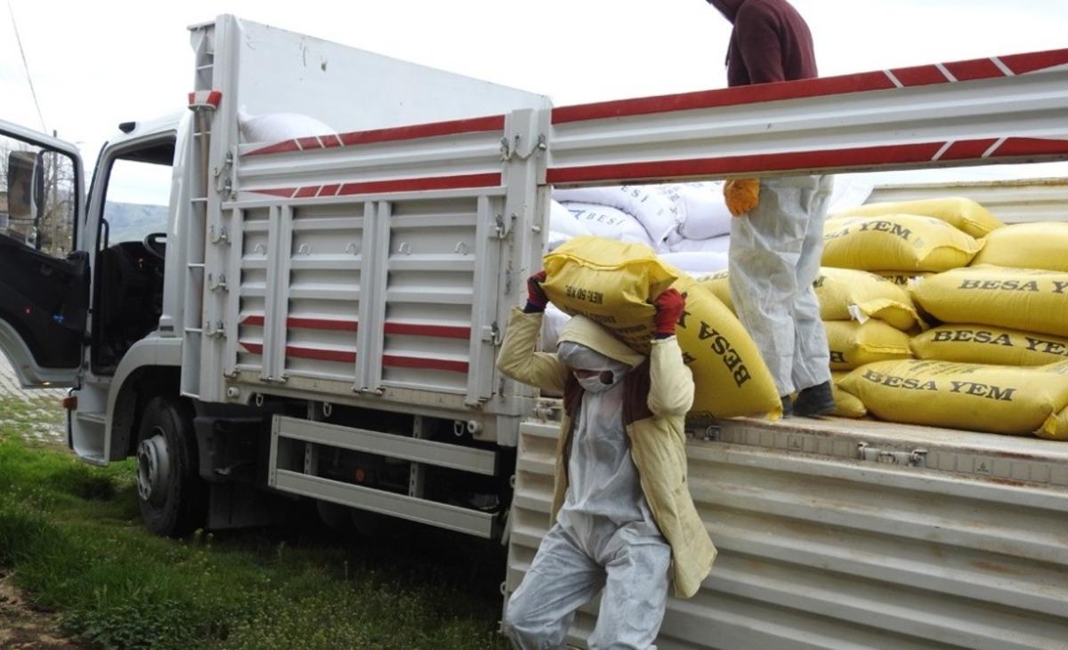 Akmescit&rsquo;de karantinaya alınan &ccedil;ift&ccedil;ilerin yem ihtiya&ccedil;ları karşılandı