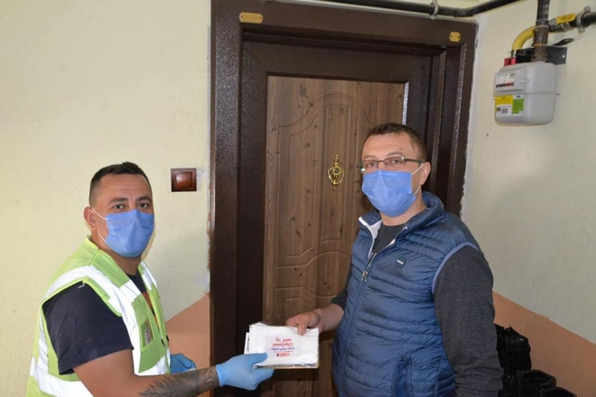 Bilecik&rsquo;te belediye tarafından evlere 170 bin adet maske dağıtıldı