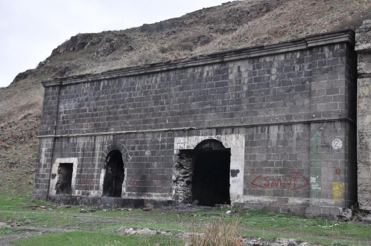 Kars&rsquo;ta tarihi yapılar yok oluyor