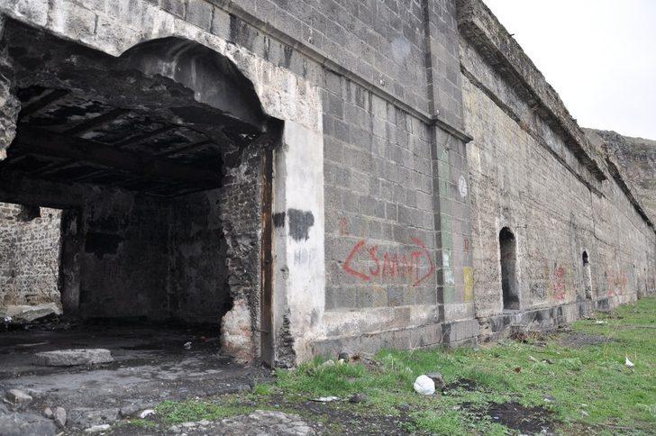 Kars’ta tarihi yapılar yok oluyor G2