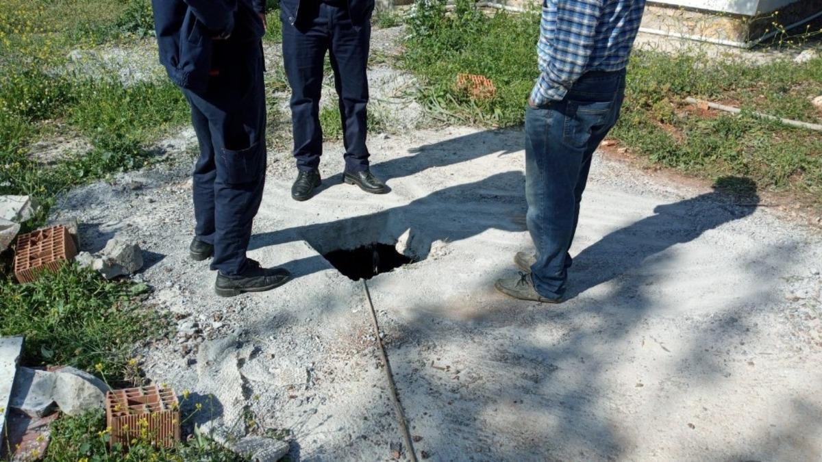 Foseptik &ccedil;ukuruna d&uuml;şen eşeği kurtarmak i&ccedil;in seferber oldular