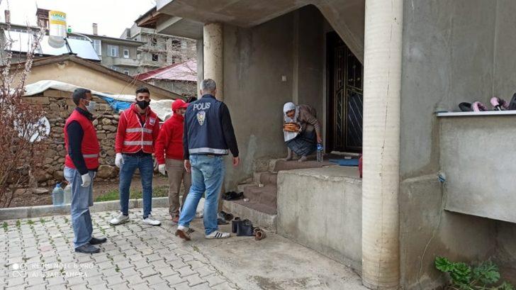 Kapı kapı gezip sıcak pide dağıttılar G1