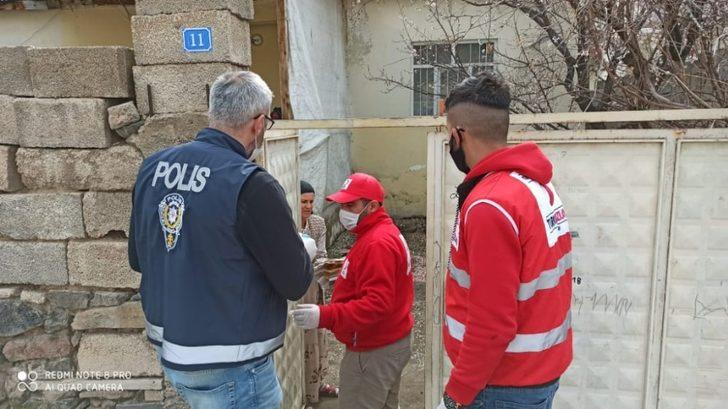 Kapı kapı gezip sıcak pide dağıttılar G3