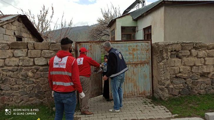 Kapı kapı gezip sıcak pide dağıttılar G4