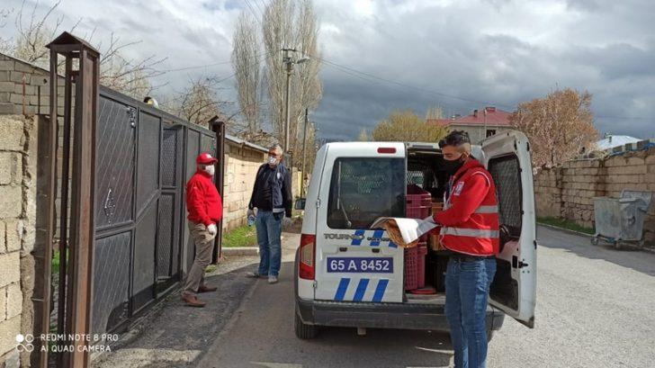 Kapı kapı gezip sıcak pide dağıttılar G5