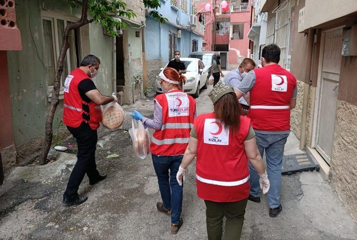 Vatandaşlara sıcak iftar yemeği dağıtıldı G1