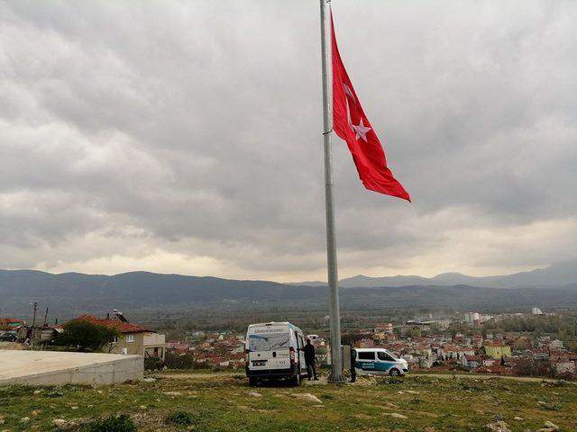 30 metre yükseklikte dalgalanan Türk bayrağı yenilendi