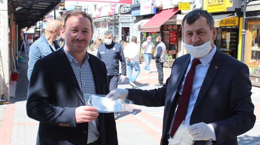 Vatandaşlara maske desteği s&uuml;r&uuml;yor