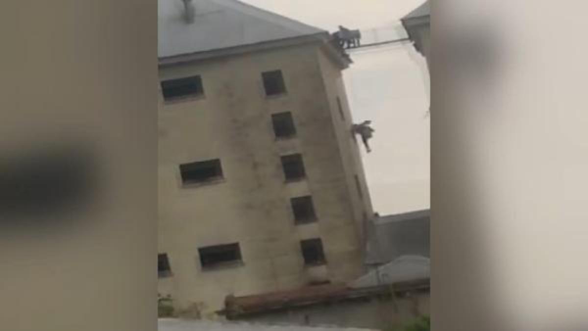 Arjantin'de cezaevinde 'koronavir&uuml;s' isyanı! &Ccedil;atıdan d&uuml;şt&uuml;