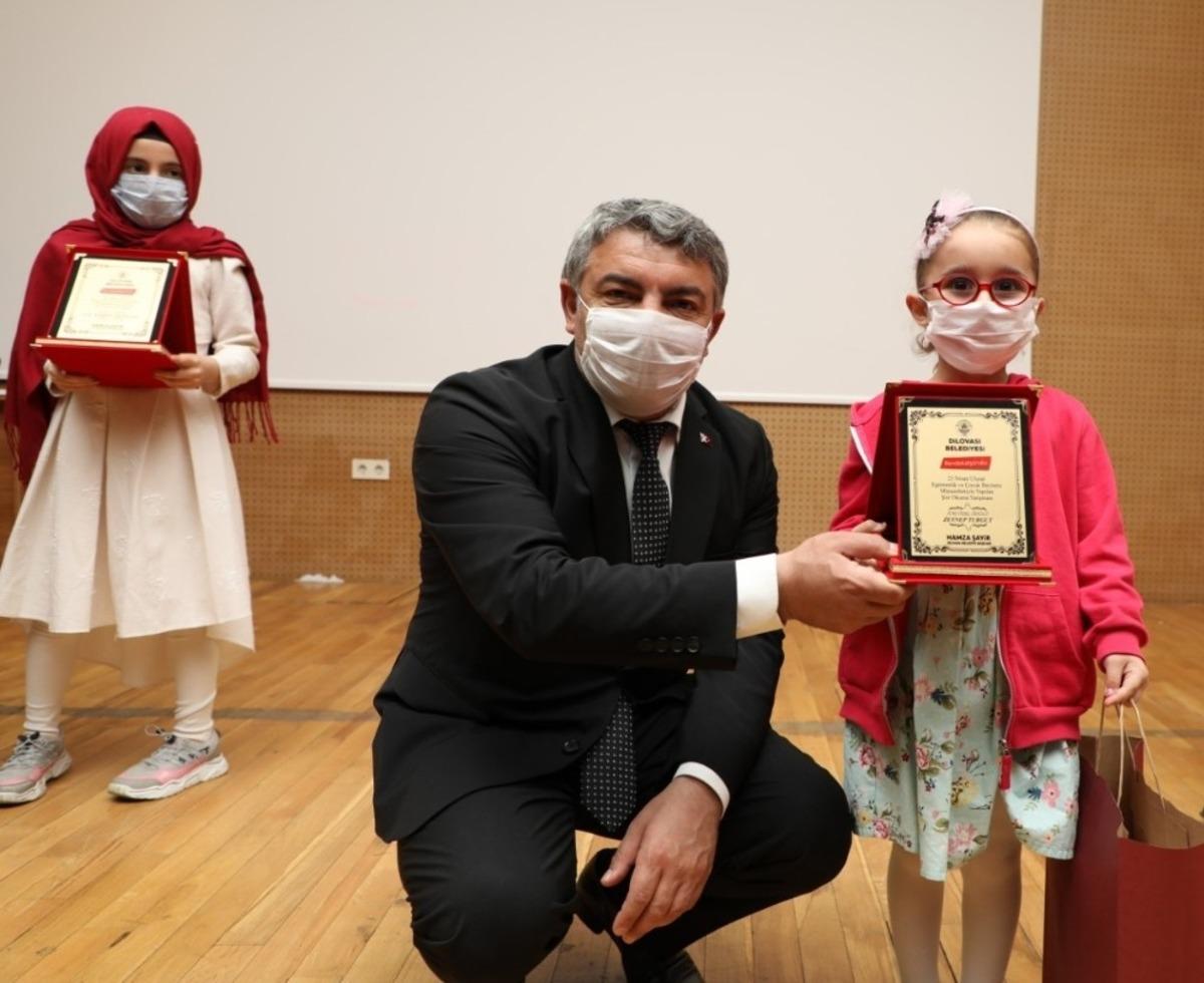 Dilovası&rsquo;nda şiir yarışmasında &ouml;d&uuml;ller sahiplerini buldu