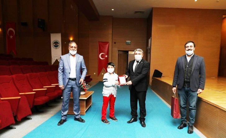 Dilovası’nda şiir yarışmasında ödüller sahiplerini buldu G2