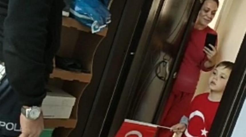 Minik &Ouml;mer&rsquo;in istediği T&uuml;rk bayrağını polisler kapısına getirdi