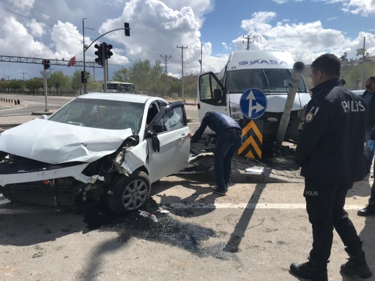 Gaziantep&rsquo;te trafik kazası: 2 yaralı
