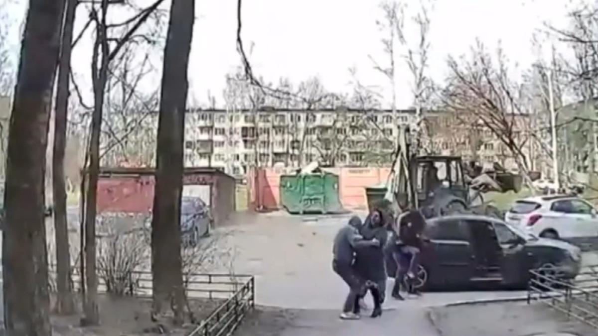 Rusya'da dehşete d&uuml;ş&uuml;ren olay! Gen&ccedil; kızı annesinin yanından b&ouml;yle ka&ccedil;ırdılar