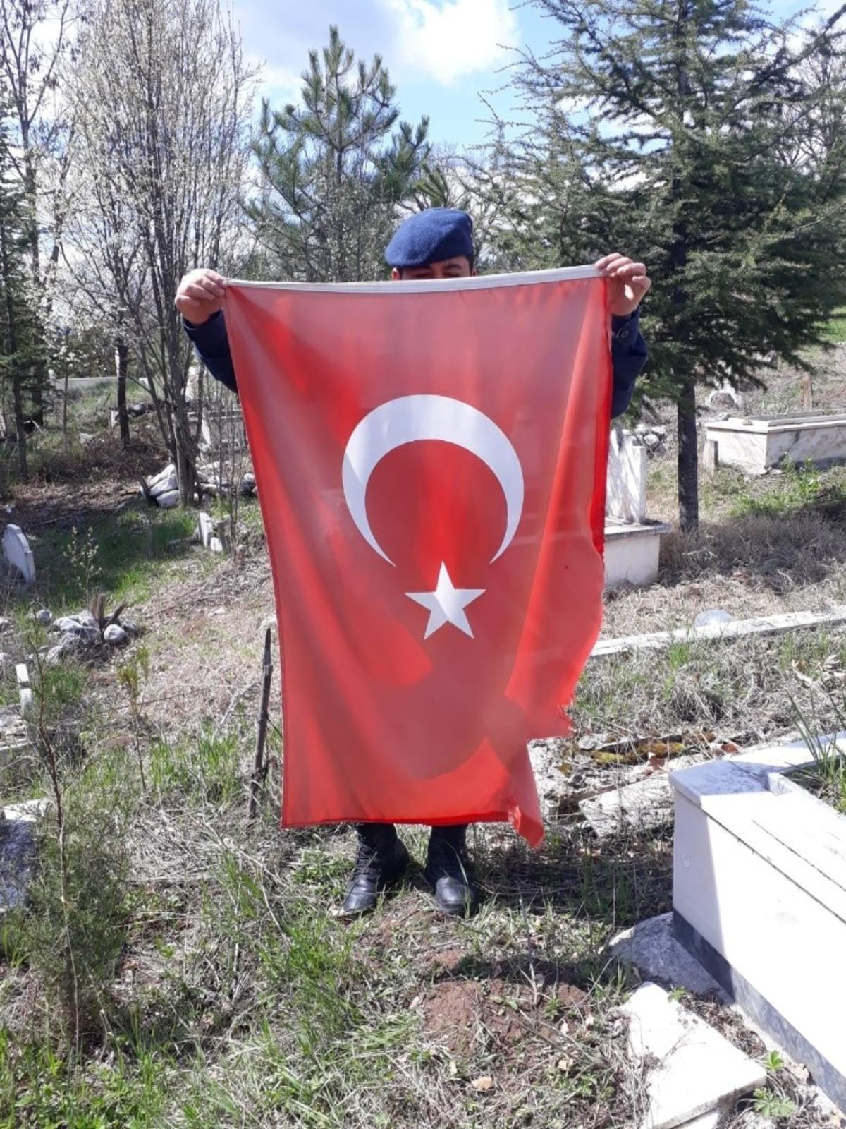 Şehit mezarlarındaki T&uuml;rk bayrakları yenilendi