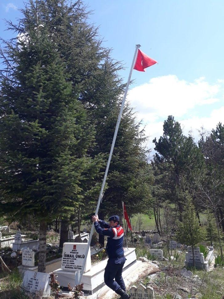 Şehit mezarlarındaki Türk bayrakları yenilendi G3
