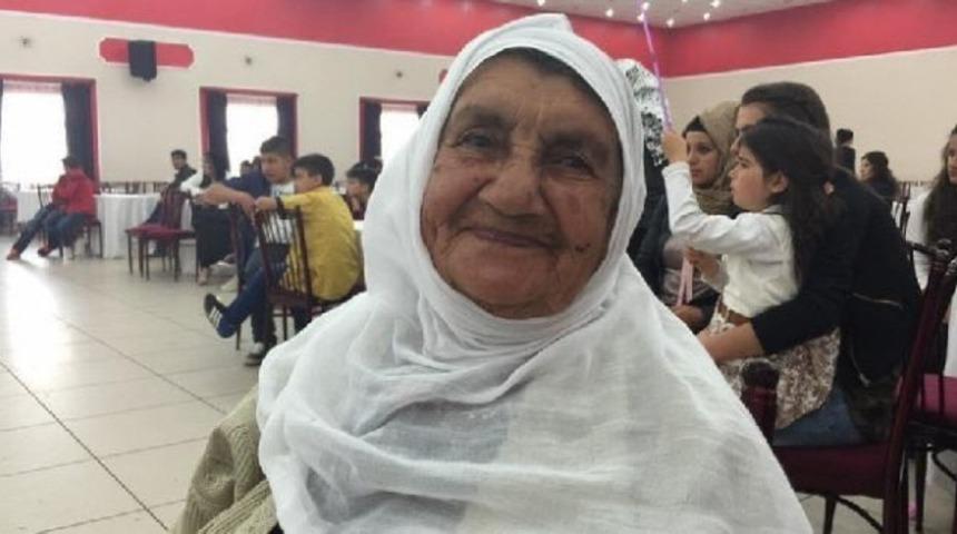 10 g&uuml;nde koronavir&uuml;s&uuml; yenen 90 yaşındaki kadın alkışlarla taburcu edildi