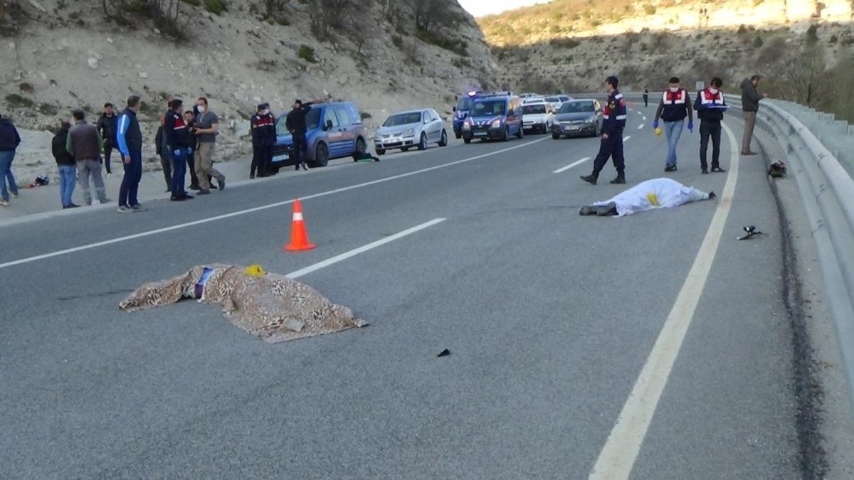 Motosiklet bariyerlere &ccedil;arptı: 2 &ouml;l&uuml;