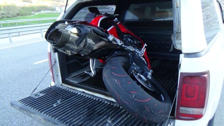 Motosiklet bariyerlere çarptı: 2 ölü G2