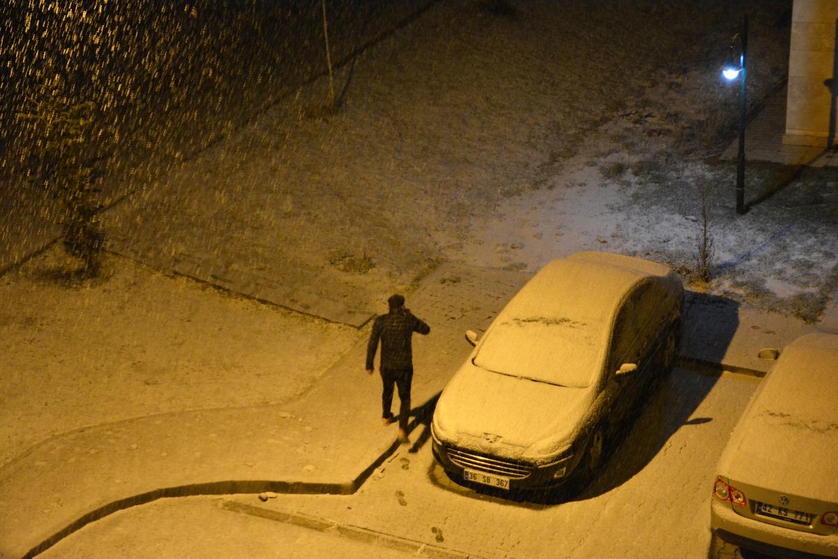 Nisan ayında yağan kar şaşırttı! Sarıkamış beyaza b&uuml;r&uuml;nd&uuml;