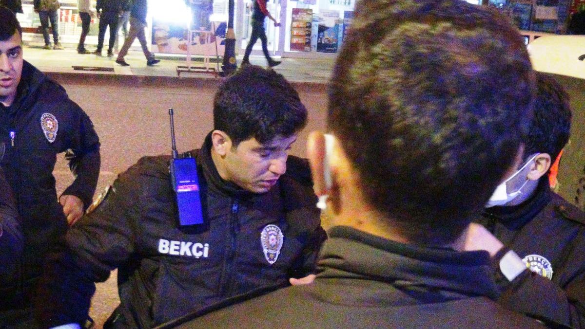 Kimlik soran bek&ccedil;iye biber gazı sıktı