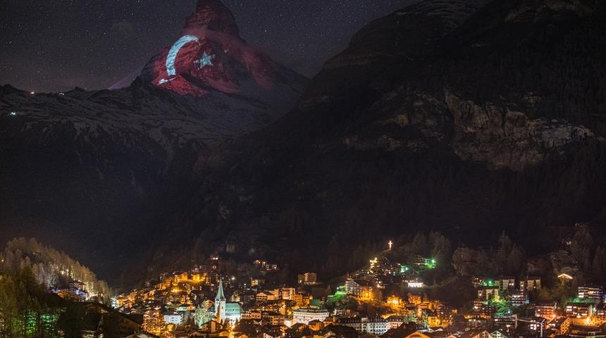 Türk bayrağı İsviçre Alpleri'nin zirvesinde