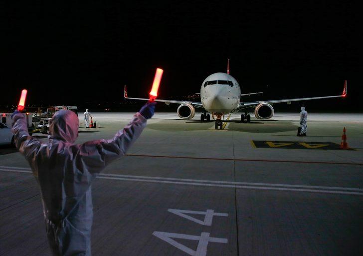 Nijerya ve Gana'dan 133 Türk vatandaşı İzmir'e getirildi G1