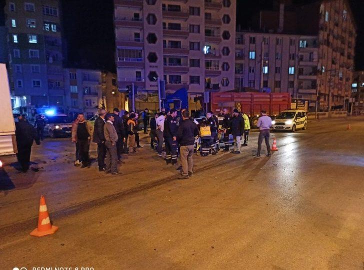 Kavşakta iki otomobil çarpıştı: 3 yaralı G1