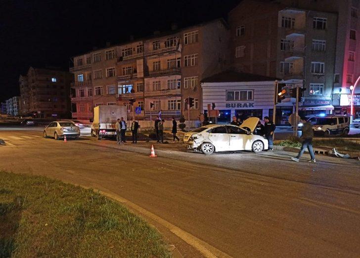 Kavşakta iki otomobil çarpıştı: 3 yaralı G2