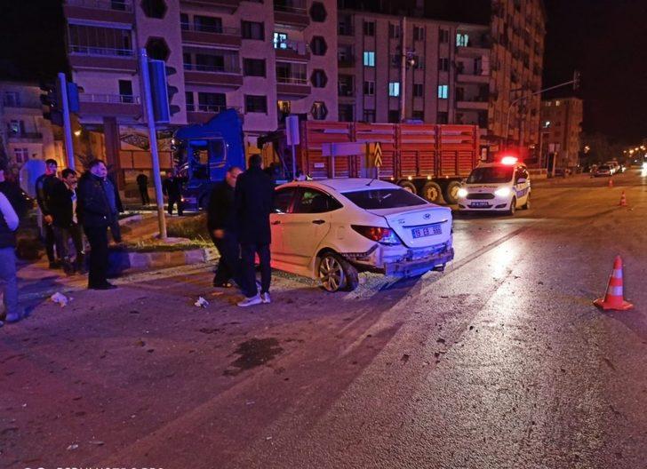 Kavşakta iki otomobil çarpıştı: 3 yaralı G3