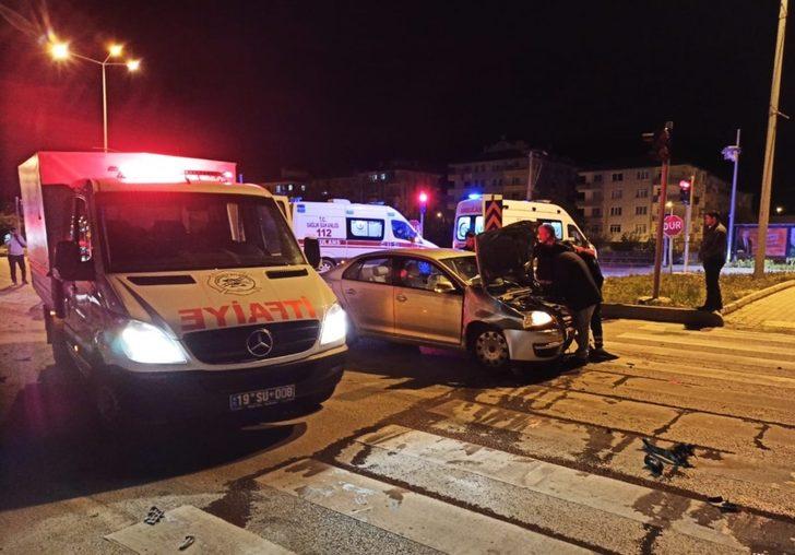 Kavşakta iki otomobil çarpıştı: 3 yaralı G4