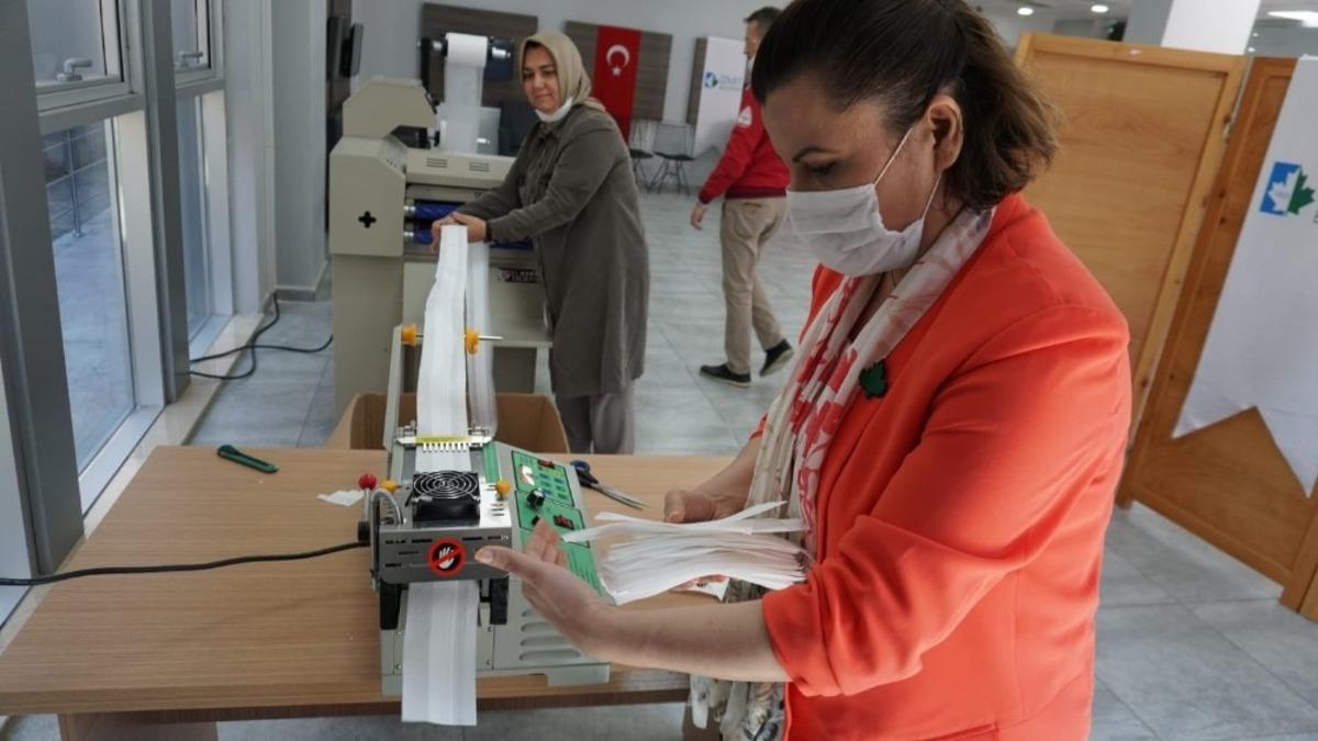 İzmit Belediyesi maske &uuml;retimini g&uuml;nl&uuml;k 30 bine &ccedil;ıkarttı