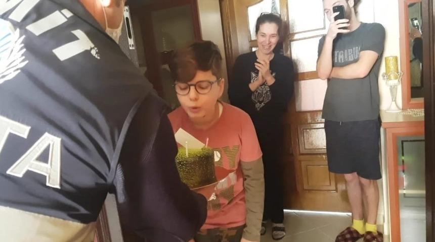 Zabıta ekiplerinden 11 yaşındaki Ege&rsquo;ye doğum g&uuml;n&uuml; s&uuml;rprizi