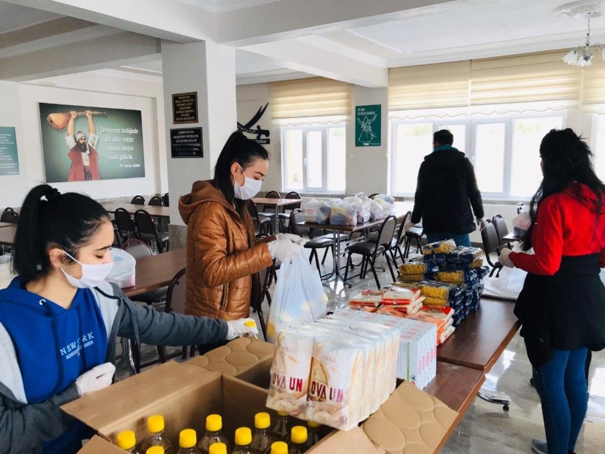 Hayırseverlerin desteğiyle hazırlanan yardım paketleri ihtiya&ccedil; sahibi 1000 aileye dağıtıldı