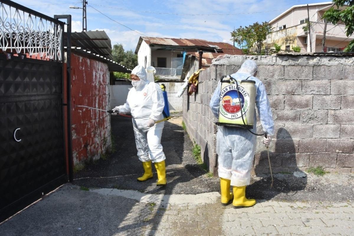 Kadın başkan tulum giyip mahalleyi dezenfekte etti