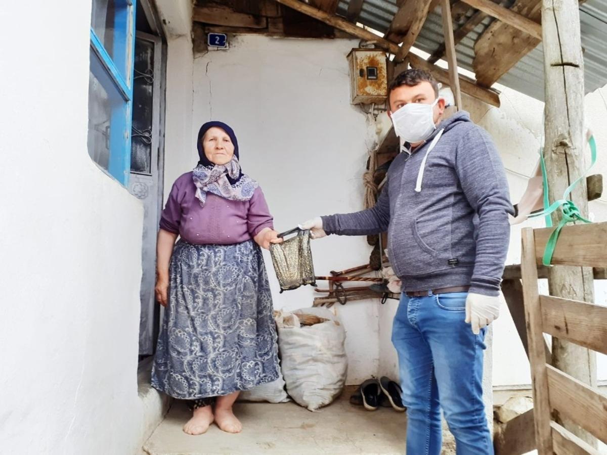 Muhtardan k&ouml;yl&uuml;lere &uuml;cretsiz dezenfektan seti